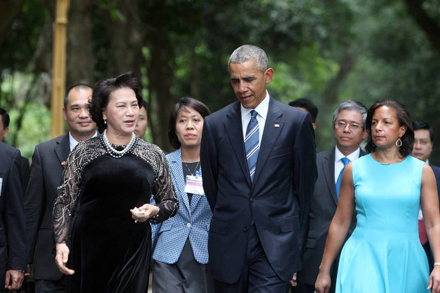 Tổng thống Mỹ thong thả dạo bước trong khu nhà sàn Bác Hồ ảnh 2 Tổng thống Obama cùng Chủ tịch Quốc hội Nguyễn Thị Kim Ngân thong thả dạo bước trong khu nhà sàn Bác Hồ.