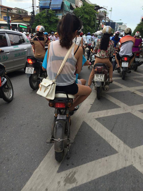 thiếu nữ ăn mặc hở hang trên đường phố Hà Nội thiếu nữ ăn mặc hở hang trên đường phố Hà Nội