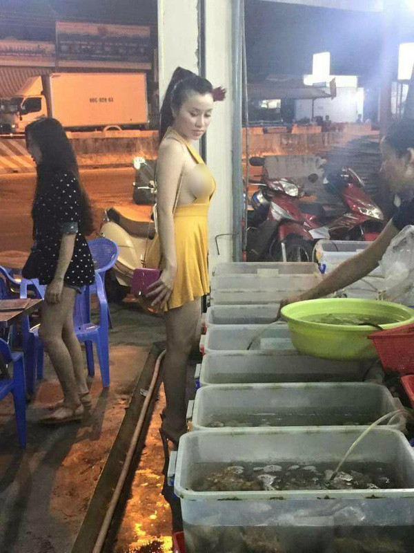 thiếu nữ ăn mặc hở hang trên đường phố Hà Nội thiếu nữ ăn mặc hở hang trên đường phố Hà Nội