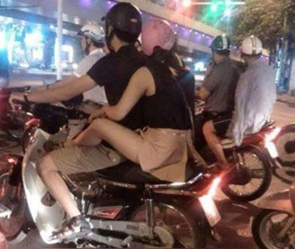 thiếu nữ ăn mặc hở hang trên đường phố Hà Nội thiếu nữ ăn mặc hở hang trên đường phố Hà Nội
