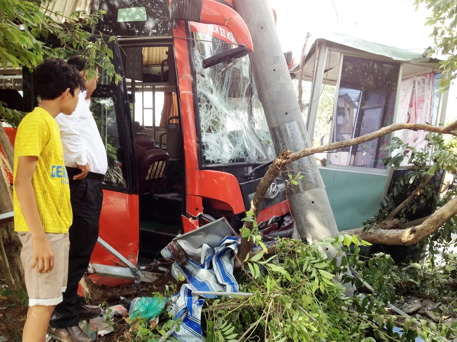 Xe Phương Trang tông gãy trụ điện, hành khách hoảng loạn