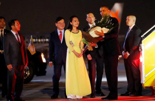 Hình ảnh thiếu nữ Hà Nội tặng hoa ông Obama xuất hiện trên các tờ báo thế giới