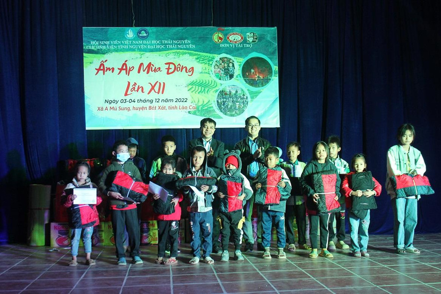 Hội Sinh viên Việt Nam Đại học Thái Nguyên tặng quà cho học sinh dân tộc thiểu số vùng cao huyện Bát Xát, tỉnh Lào Cai. Hội Sinh viên Việt Nam Đại học Thái Nguyên tặng quà cho học sinh dân tộc thiểu số vùng cao huyện Bát Xát, tỉnh Lào Cai.