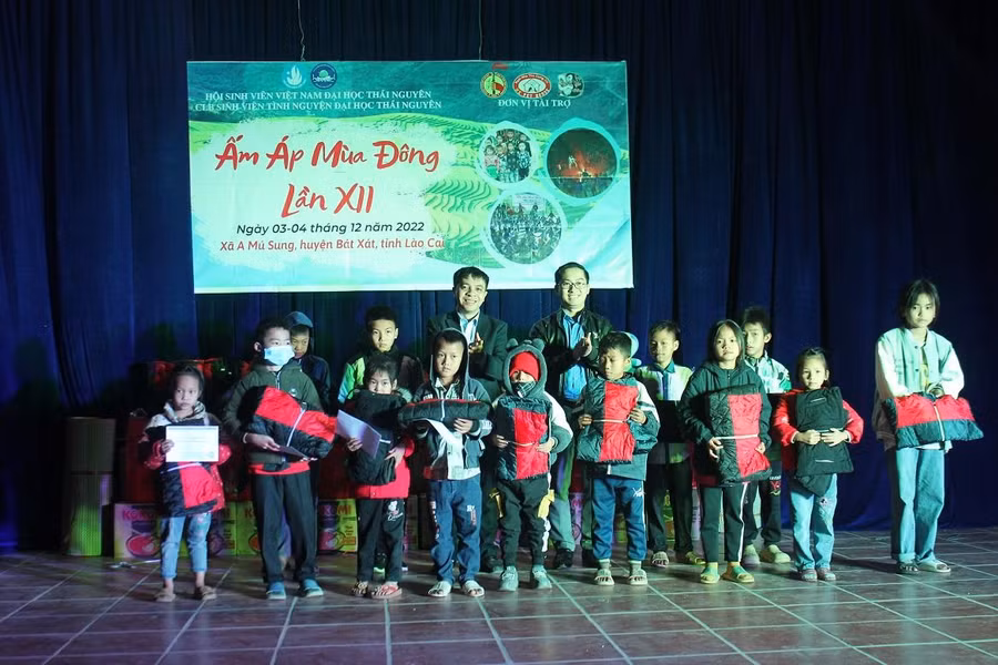 Tiến sĩ Nguyễn Quang Đông, Chủ tịch Hội Sinh viên Việt Nam Đại học Thái Nguyên cùng thanh niên tình nguyện Phân hiệu Lào Cai trao áo ấm cho các em học sinh nghèo trường Phổ thông Dân tộc bán trú tiểu học và THCS A Mú Sung, huyện Bát Xát, tỉnh Lào Cai.