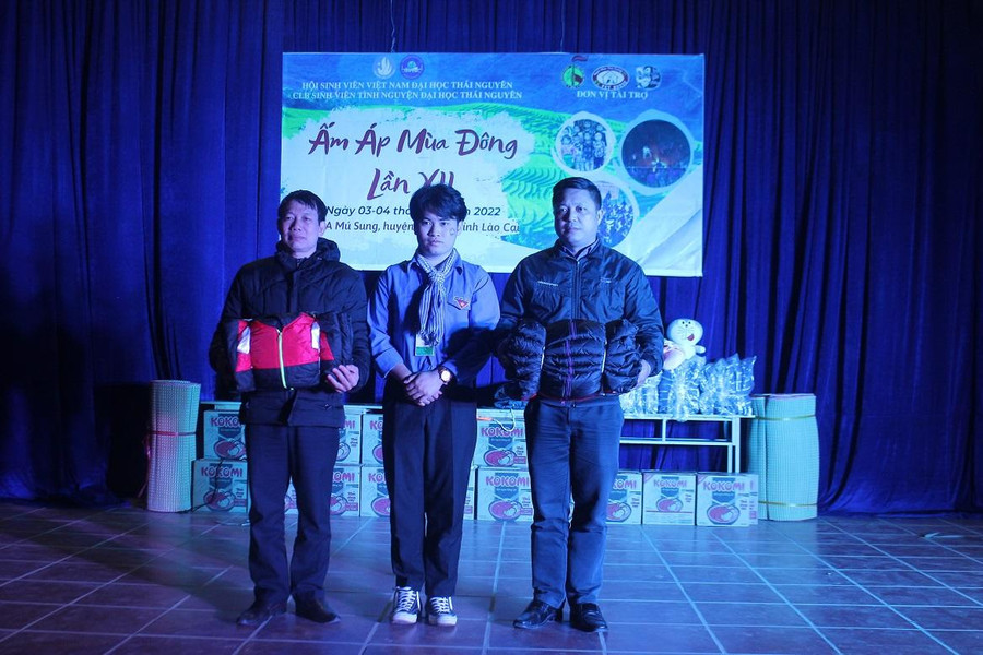 Ban giám hiệu trường Phổ thông Dân tộc bán trú tiểu học và THCS A Mú Sung tiếp nhận quà của CLB Sinh viên tình nguyện ĐHTN hỗ trợ nhà trường và các em học sinh nghèo. Ban giám hiệu trường Phổ thông Dân tộc bán trú tiểu học và THCS A Mú Sung tiếp nhận quà của CLB Sinh viên tình nguyện ĐHTN hỗ trợ nhà trường và các em học sinh nghèo.