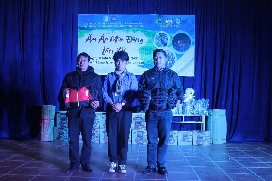 Ban giám hiệu trường Phổ thông Dân tộc bán trú tiểu học và THCS A Mú Sung tiếp nhận quà của CLB Sinh viên tình nguyện ĐHTN hỗ trợ nhà trường và các em học sinh nghèo.