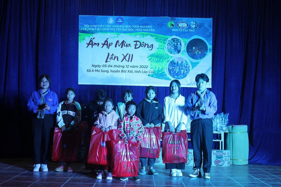 CLB Sinh viên tình nguyện Đại học Thái Nguyên tặng quà cho học sinh nghèo trường Phổ thông Dân tộc bán trú tiểu học và THCS A Mú Sung, huyện Bát Xát, tỉnh Lào Cai. CLB Sinh viên tình nguyện Đại học Thái Nguyên tặng quà cho học sinh nghèo trường Phổ thông Dân tộc bán trú tiểu học và THCS A Mú Sung, huyện Bát Xát, tỉnh Lào Cai.