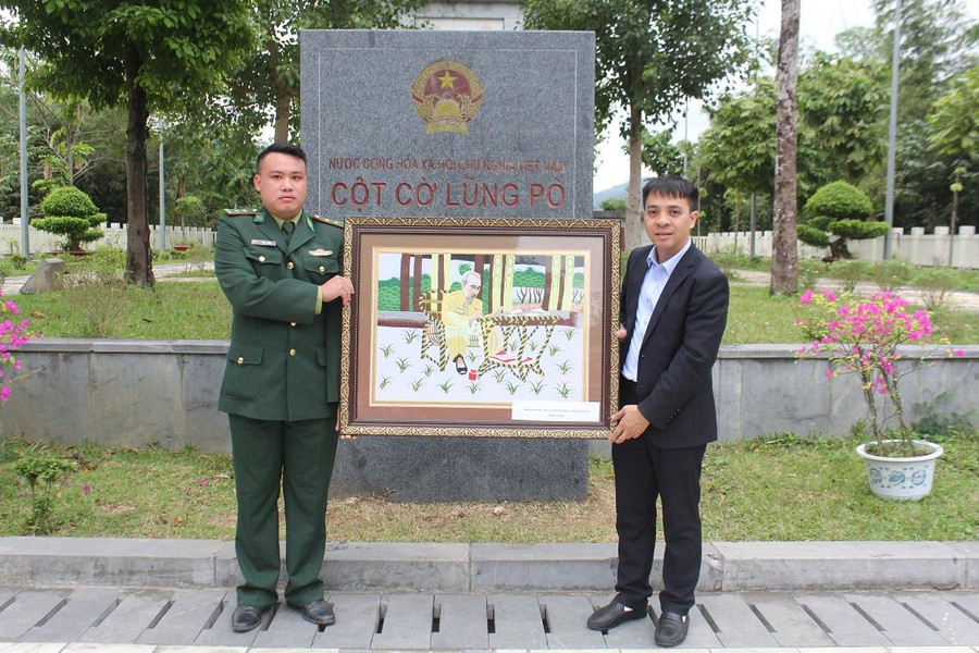 Tiến sĩ Nguyễn Quang Đông, Chủ tịch Hội Sinh viên Việt Nam Đại học Thái Nguyên tặng Cán bộ chiến sĩ đồn biên phòng Lũng Pô bức tranh Chủ tịch Hồ Chí Minh ngồi làm việc. Tiến sĩ Nguyễn Quang Đông, Chủ tịch Hội Sinh viên Việt Nam Đại học Thái Nguyên tặng Cán bộ chiến sĩ đồn biên phòng Lũng Pô bức tranh Chủ tịch Hồ Chí Minh ngồi làm việc.