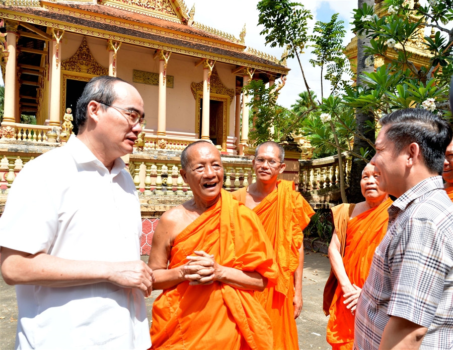 Chủ tịch Ủy ban Trung ương MTTQ Việt Nam Nguyễn Thiện Nhân chúc mừng các sư trụ trì nhân dịp Tết Chol Chnam Thmay. Ảnh: VGP/Thành Trung