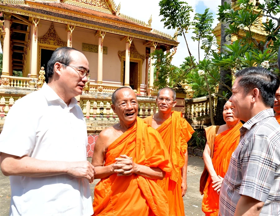 Chủ tịch Ủy ban Trung ương MTTQ Việt Nam Nguyễn Thiện Nhân chúc mừng các sư trụ trì nhân dịp Tết Chol Chnam Thmay. Ảnh: VGP/Thành Trung