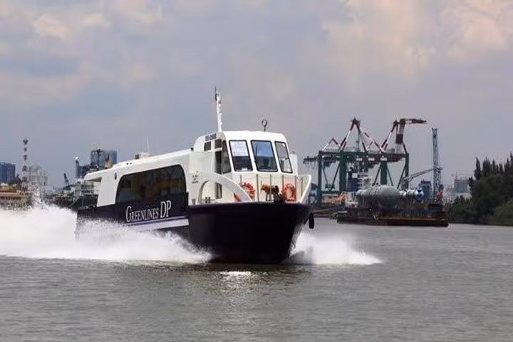 Đoàn du khách đầu tiên trên chuyến tàu cao tốc đến huyện đảo Cồn Cỏ với giá 0 đồng