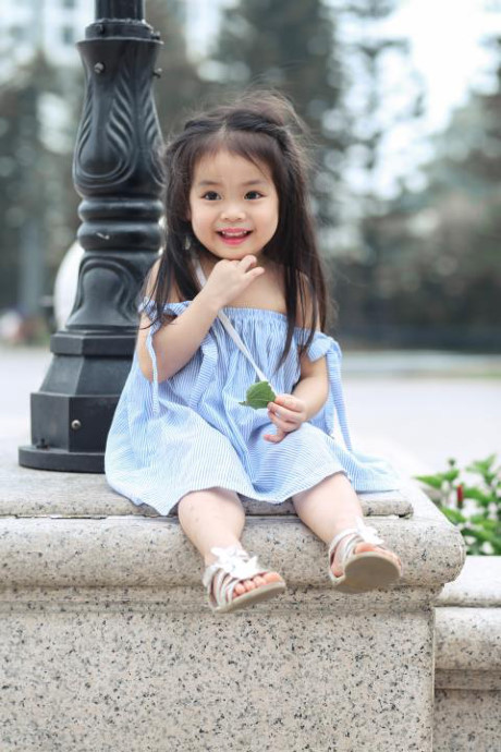 Bé 3 tuổi tự phối đồ mặc hàng ngày, sành điệu như mẫu nhí - Ảnh 4 Be 3 tuoi tu phoi do mac hang ngay, sanh dieu nhu mau nhi - Anh 4