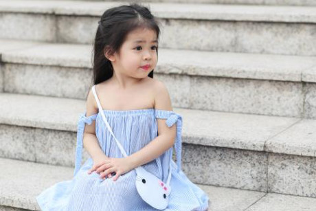 Bé 3 tuổi tự phối đồ mặc hàng ngày, sành điệu như mẫu nhí - Ảnh 2 Be 3 tuoi tu phoi do mac hang ngay, sanh dieu nhu mau nhi - Anh 2