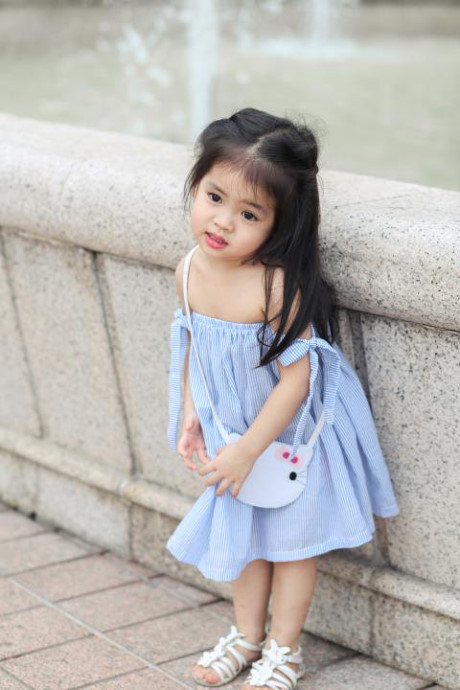 Bé 3 tuổi tự phối đồ mặc hàng ngày, sành điệu như mẫu nhí - Ảnh 3 Be 3 tuoi tu phoi do mac hang ngay, sanh dieu nhu mau nhi - Anh 3