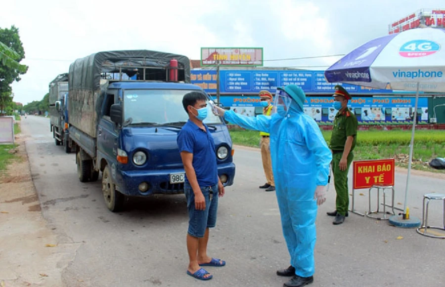 Các chốt kiểm soát liên ngành phòng, chống dịch tạo “làn xanh” đối với người đi trên các phương tiện, xe cứu thương, xe vận tải... Ảnh (T.L)