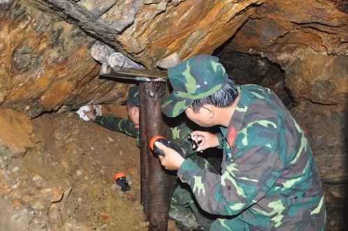 Tận thấy địa đạo trong lòng núi của 