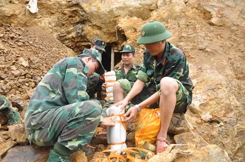 Tận thấy địa đạo trong lòng núi của 