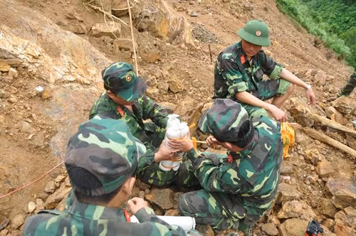 Tận thấy địa đạo trong lòng núi của 