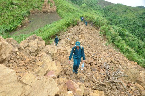 Tận thấy địa đạo trong lòng núi của 