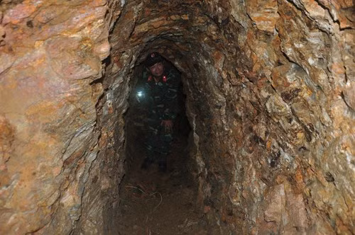 Tận thấy địa đạo trong lòng núi của 