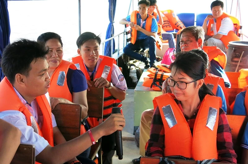 Học sinh TP Cần Thơ tham gia hướng nghiệp trải nghiệm làm hướng dẫn viên du lịch trên Chợ nổi Cái Răng.