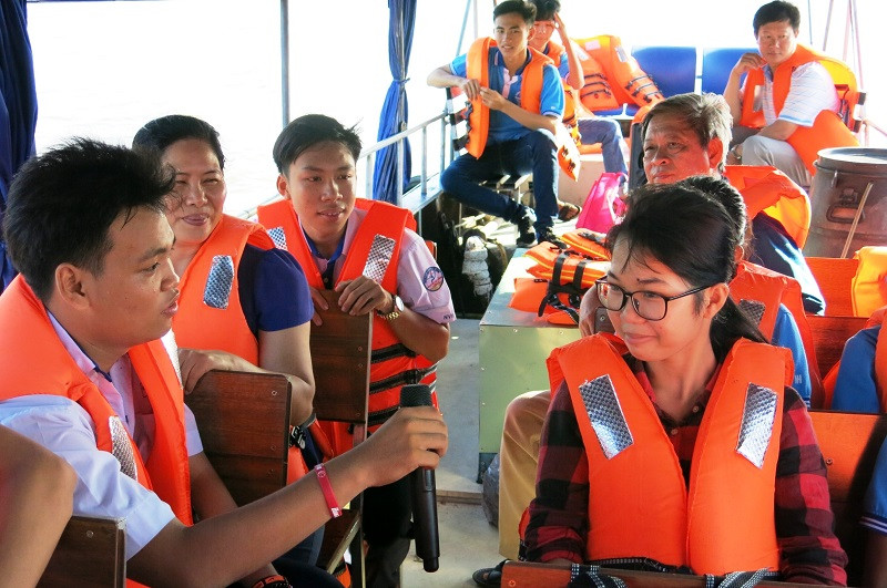 Học sinh TP Cần Thơ tham gia hướng nghiệp trải nghiệm làm hướng dẫn viên du lịch trên Chợ nổi Cái Răng.