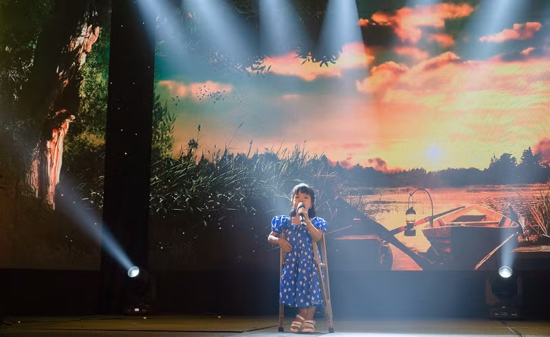 Chị Nguyễn Thị Hạnh đến từ Quảng Nam với thân hình nhỏ nhắn cùng cặp nạng bên người, đứng giữa sân khấu trình bày ca khúc “Bậu ơi đừng khóc”.