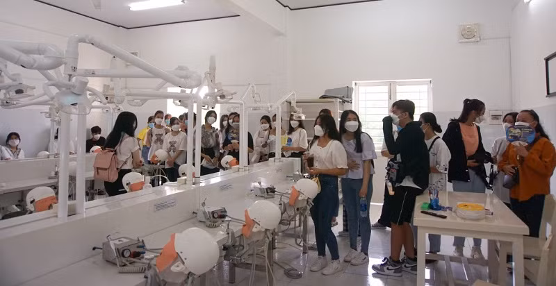 Học sinh tham quan trải nghiệm ngành nghề tại Trường ĐH Trà Vinh.