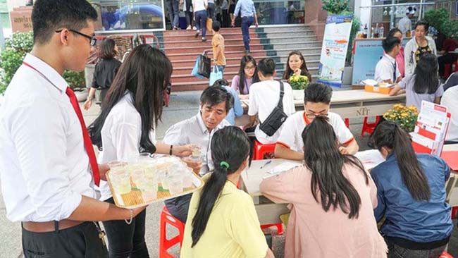 Thí sinh và phụ huynh đang nộp hồ sơ xét tuyển vào Trường ĐH Nguyễn Tất Thành năm 2018 Thí sinh và phụ huynh đang nộp hồ sơ xét tuyển vào Trường ĐH Nguyễn Tất Thành năm 2018