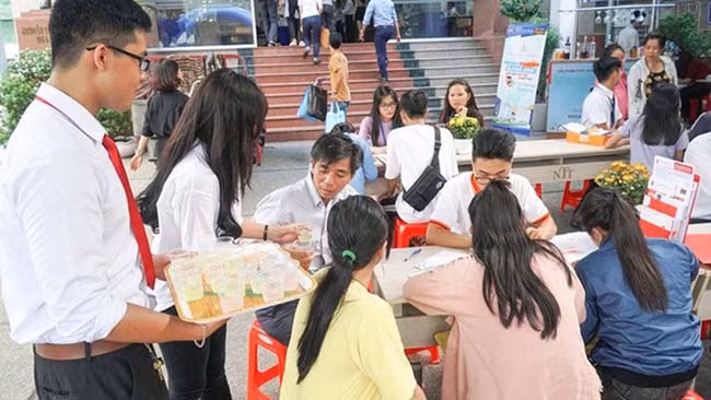 Thí sinh và phụ huynh đang nộp hồ sơ xét tuyển vào Trường ĐH Nguyễn Tất Thành năm 2018