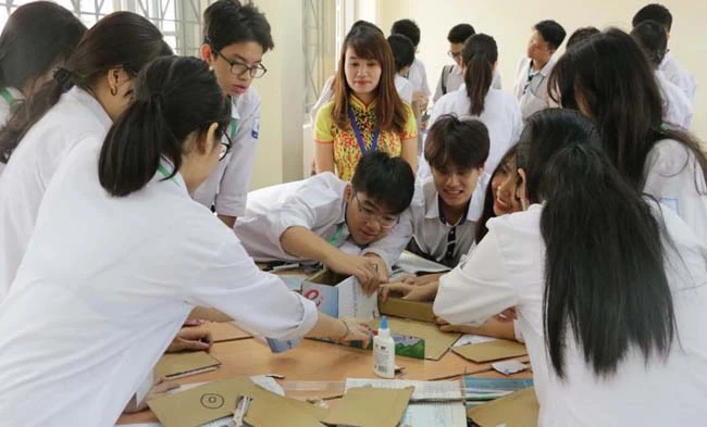 Cô Liên và học sinh trong giờ học công nghệ