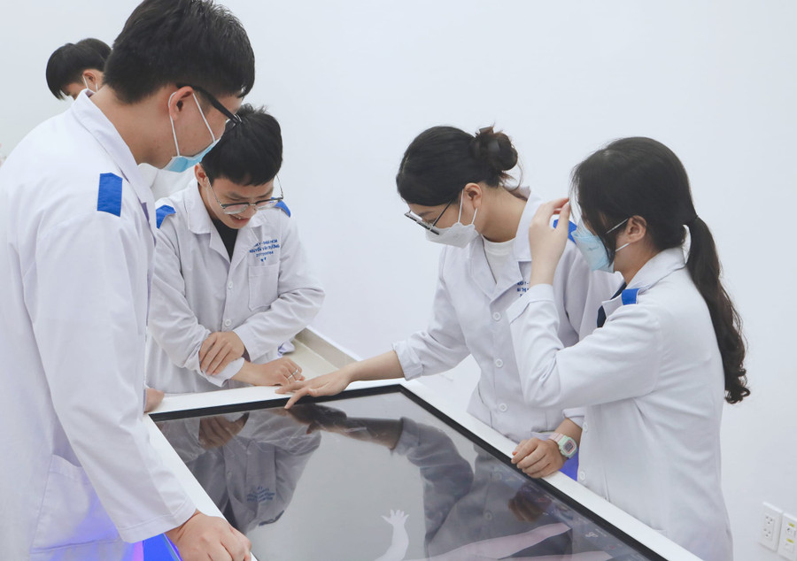 Sinh viên khoa Y – ĐHQG TPHCM học tại phòng Mô phỏng giải phẫu học. Ảnh: Khoa Y – ĐHQG TPHCM. Sinh viên khoa Y – ĐHQG TPHCM học tại phòng Mô phỏng giải phẫu học. Ảnh: Khoa Y – ĐHQG TPHCM.