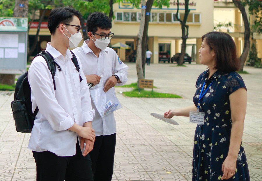 Học sinh dự thi vào lớp 10 tại Hà Nội năm 2023. Học sinh dự thi vào lớp 10 tại Hà Nội năm 2023.