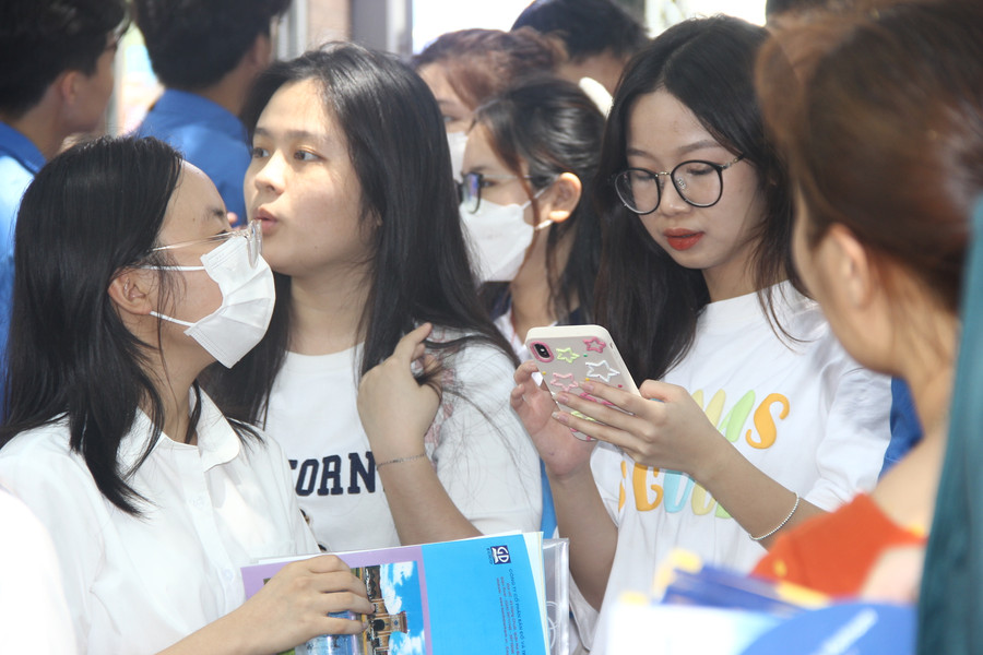 Thí sinh dự thi tốt nghiệp THPT năm 2023 tại điểm thi Trường THCS Mỹ Đình I (Nam Từ Liêm, Hà Nội). Ảnh: TG. Thí sinh dự thi tốt nghiệp THPT năm 2023 tại điểm thi Trường THCS Mỹ Đình I (Nam Từ Liêm, Hà Nội). Ảnh: TG.