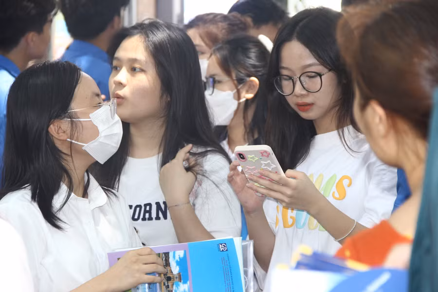 Thí sinh dự thi tốt nghiệp THPT năm 2023 tại điểm thi Trường THCS Mỹ Đình I (Nam Từ Liêm, Hà Nội). Ảnh: TG.