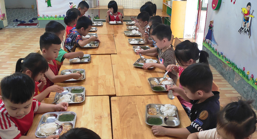 Giờ ăn bán trú của trẻ ở Trường Mầm non Tam Chung (Mường Lát), Thanh Hóa. Giờ ăn bán trú của trẻ ở Trường Mầm non Tam Chung (Mường Lát), Thanh Hóa.