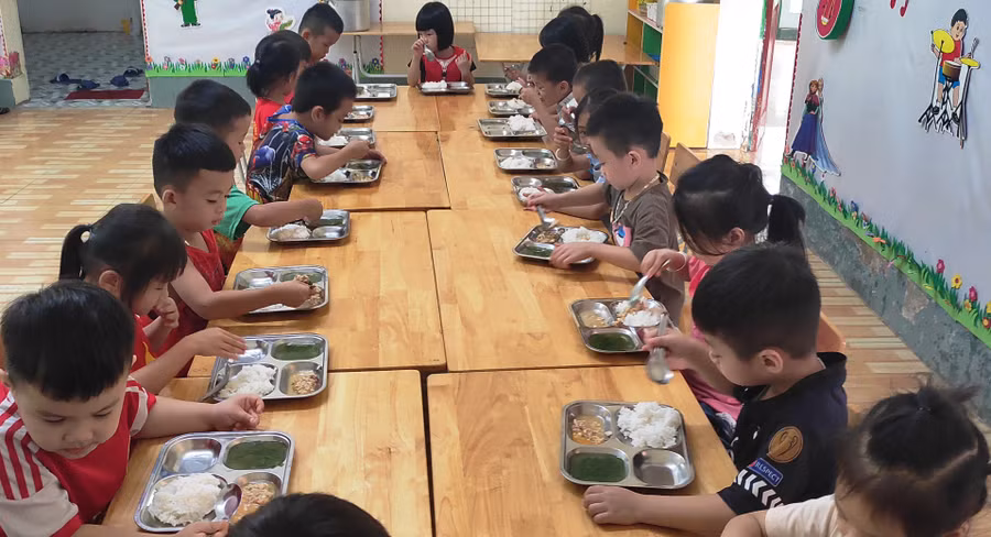Giờ ăn bán trú của trẻ ở Trường Mầm non Tam Chung (Mường Lát), Thanh Hóa.