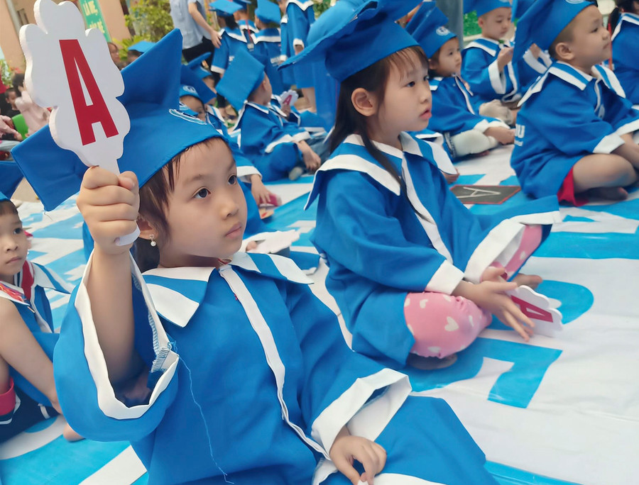 Học sinh Trường Mầm non Hoa Ban, TP. Điện Biên Phủ tham gia sân chơi “Vua tiếng Anh”.