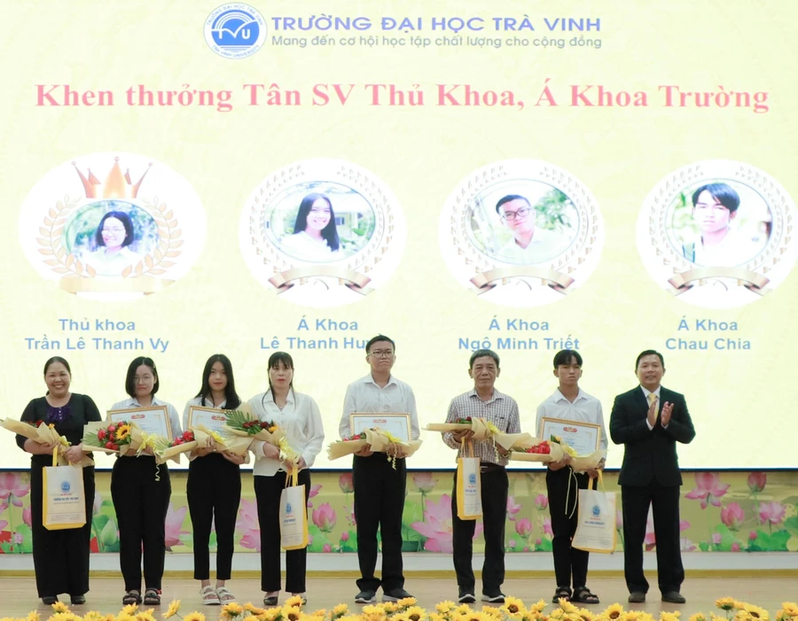 Trần Lê Thanh Vy (thứ 2 từ trái qua) được Trường ĐH Trà Vinh tuyên dương thủ khoa.