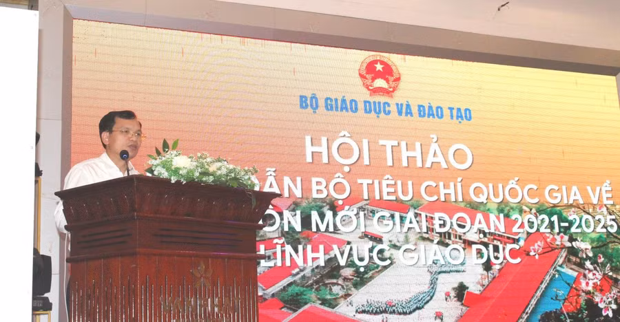 Vụ trưởng Vụ Cơ sở vật chất Mai Văn Trinh phát biểu tại hội thảo.