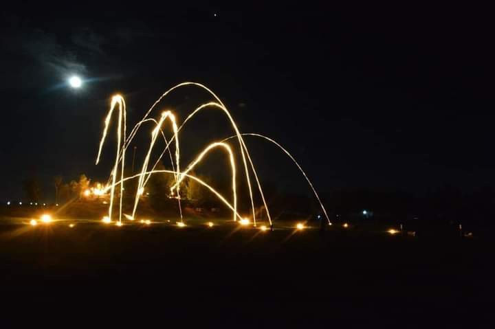 Các “chiến sĩ nhí” được trải nghiệm đánh trận giả trong đêm. Ảnh: M.C Các “chiến sĩ nhí” được trải nghiệm đánh trận giả trong đêm. Ảnh: M.C