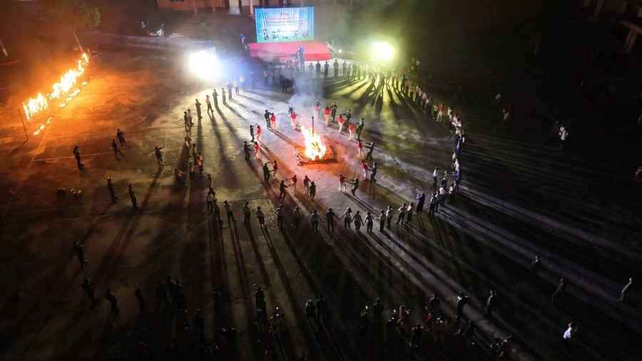 Các em tham gia đêm lửa trại. Ảnh: M.C Các em tham gia đêm lửa trại. Ảnh: M.C