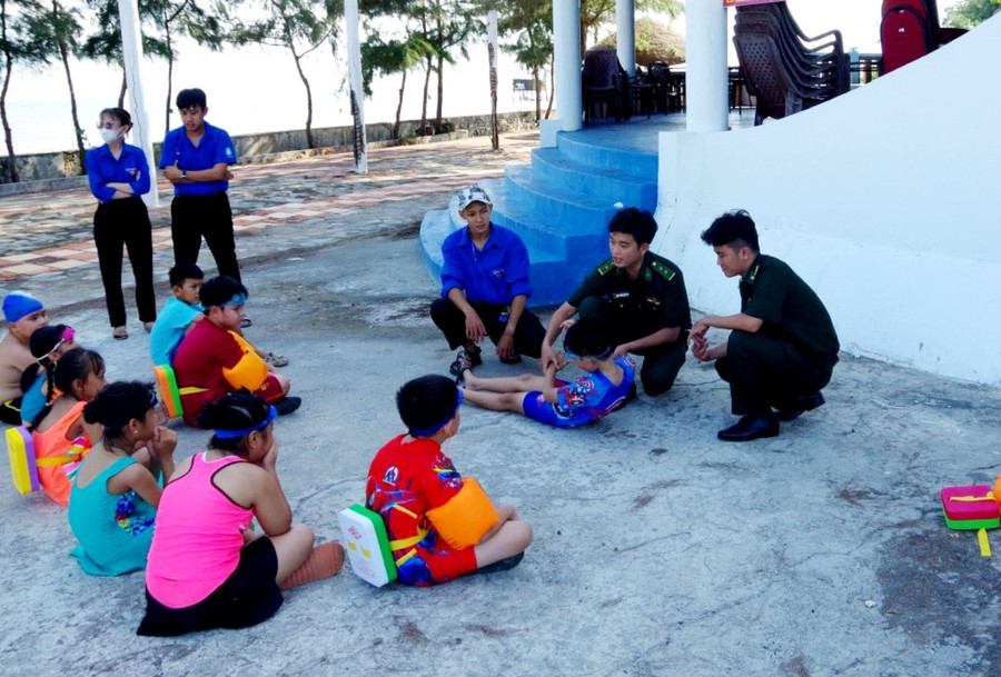 Cán bộ Đồn Biên phòng Long Hòa (huyện Cần Giờ, TPHCM), hướng dẫn trẻ cách sơ cứu khi bị đuối nước. Ảnh: Minh Anh Cán bộ Đồn Biên phòng Long Hòa (huyện Cần Giờ, TPHCM), hướng dẫn trẻ cách sơ cứu khi bị đuối nước. Ảnh: Minh Anh