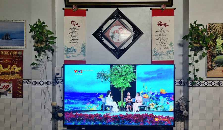 Thầy Nhơn đang theo dõi Chương trình Thay lời tri ân trực tiếp trên truyền hình. Thầy Nhơn đang theo dõi Chương trình Thay lời tri ân trực tiếp trên truyền hình.