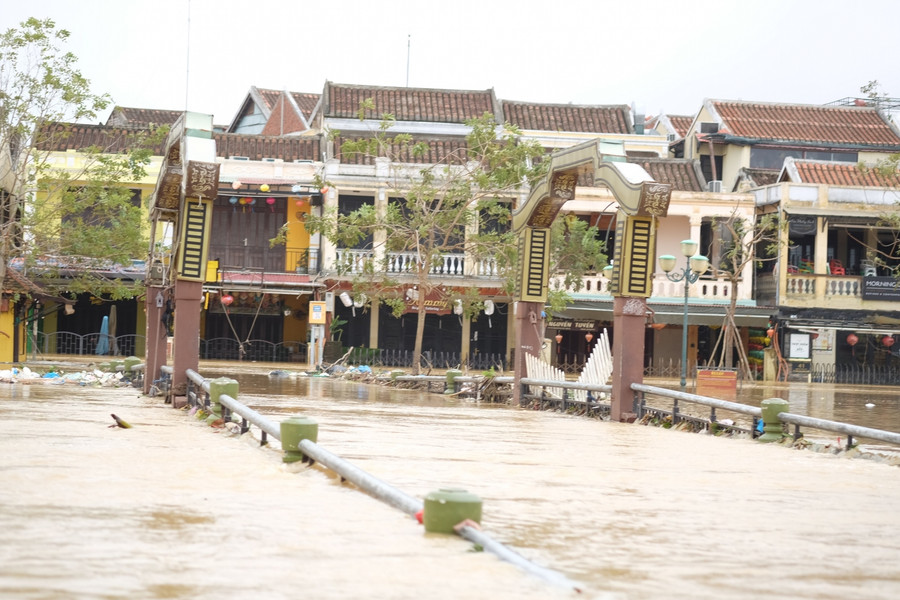 Cầu bắc qua sông Hoài cũng bị chìm trong dòng nước.