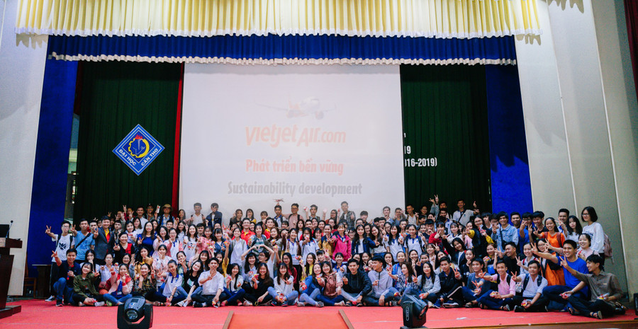 Đông đảo sinh viên quan tâm đến tham dự sự kiện