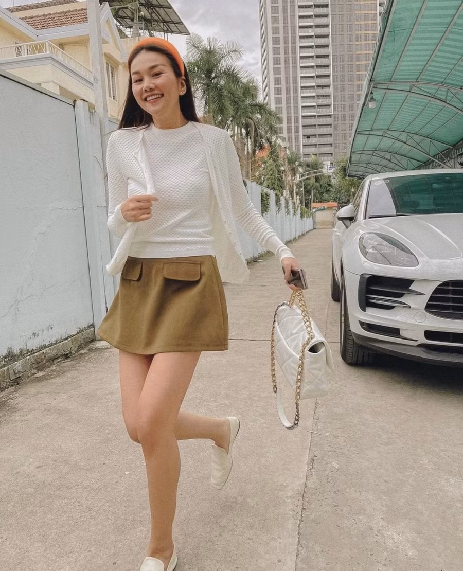 Xứng danh người đẹp không tuổi, Thanh Hằng như trở thành "thiếu nữ đôi mươi" trong bộ trang phục trẻ trung với áo len mỏng kết hợp cùng chân váy.