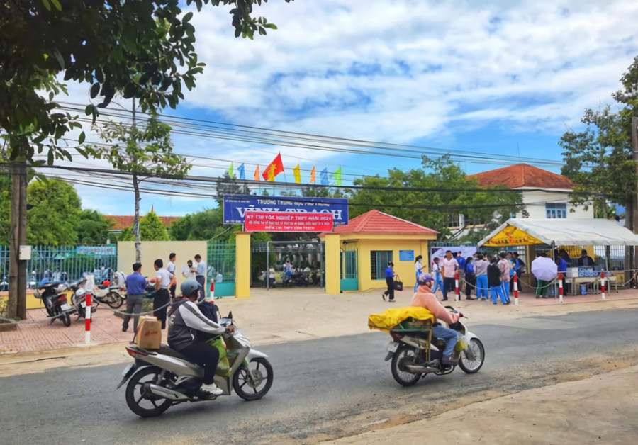 Thời tiết chiều 26/6 tại điểm thi Trường THPT Vĩnh Trạch (Thoại Sơn, An Giang) rất thuận lợi cho thí sinh đến làm thủ tục dự thi. Thời tiết chiều 26/6 tại điểm thi Trường THPT Vĩnh Trạch (Thoại Sơn, An Giang) rất thuận lợi cho thí sinh đến làm thủ tục dự thi.