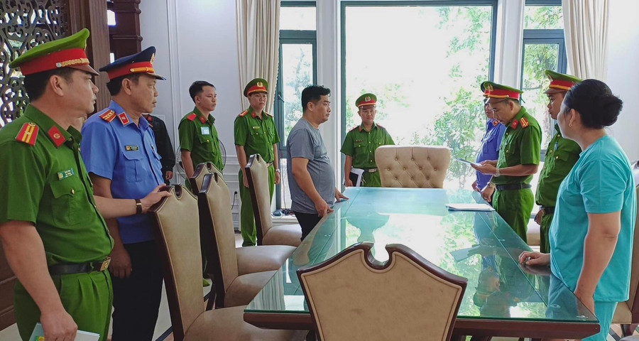 Lực lượng chức năng thực hiện Lệnh bắt tạm giam Tăng Tấn Đạt. (Ảnh: V.V)