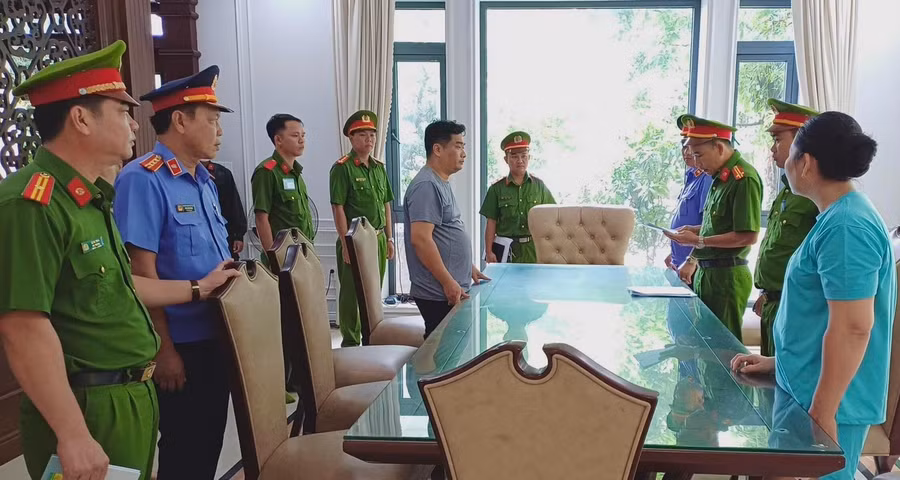 Lực lượng chức năng thực hiện Lệnh bắt tạm giam Tăng Tấn Đạt. (Ảnh: V.V)